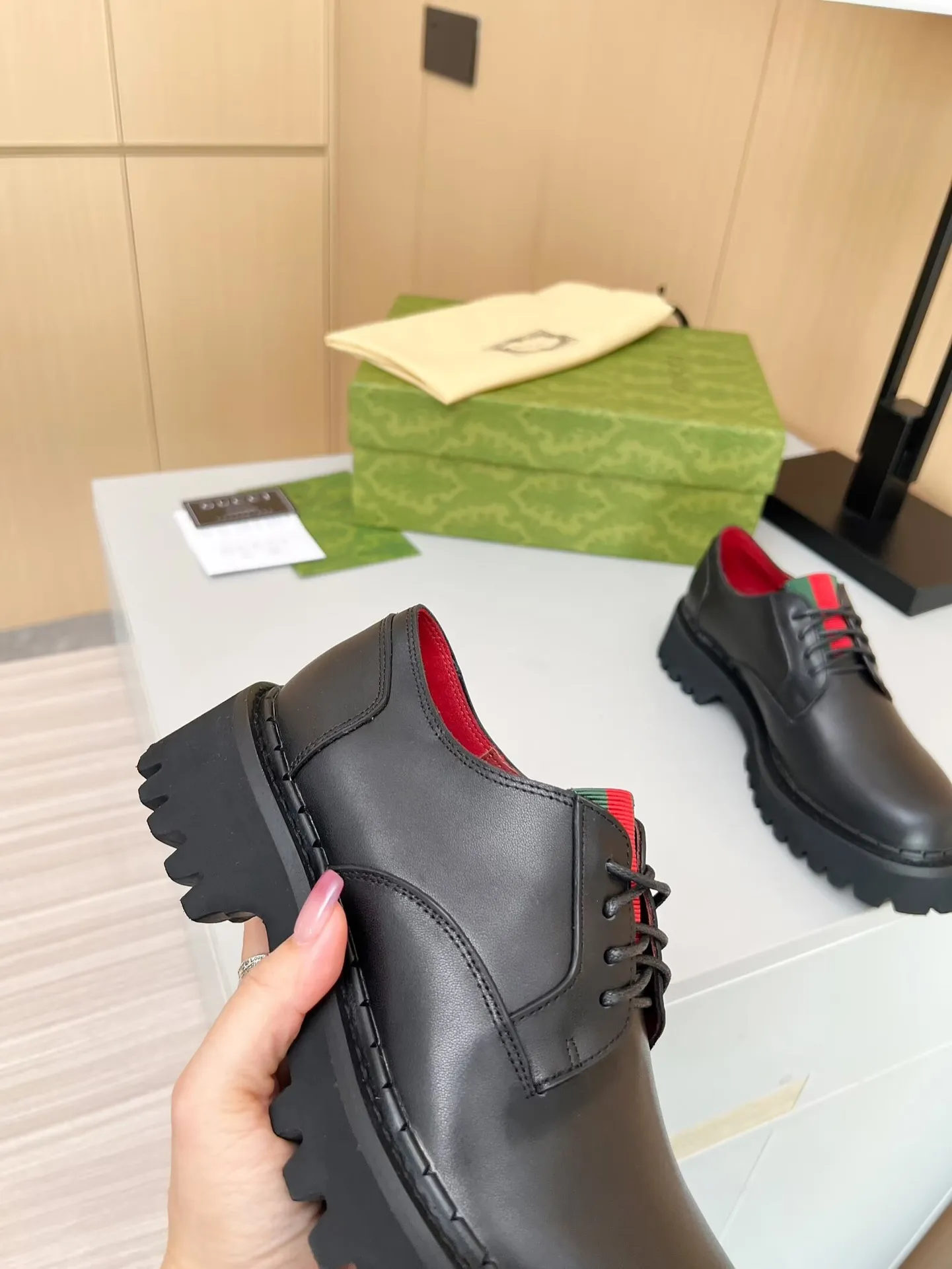 👟👟Ex-factory price 480👟👟 ✅The latest Gucci GUCCI lace-up loafers at the counter. They are mainly matched with various styles of trendy clothes to highlight their fashion. ✅ A must-have recommended ➡️ Fabric: cowhide, open edge beads Inner/foot pads: red cow lining Color: black Size: 34-41 (34, 41 need to be customized) Heel height: 5cm Outsole: Foam outsole material ✅ Equipped with cloth bag and card